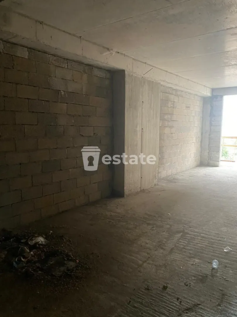 Studio for sale in a black frame — photo 1