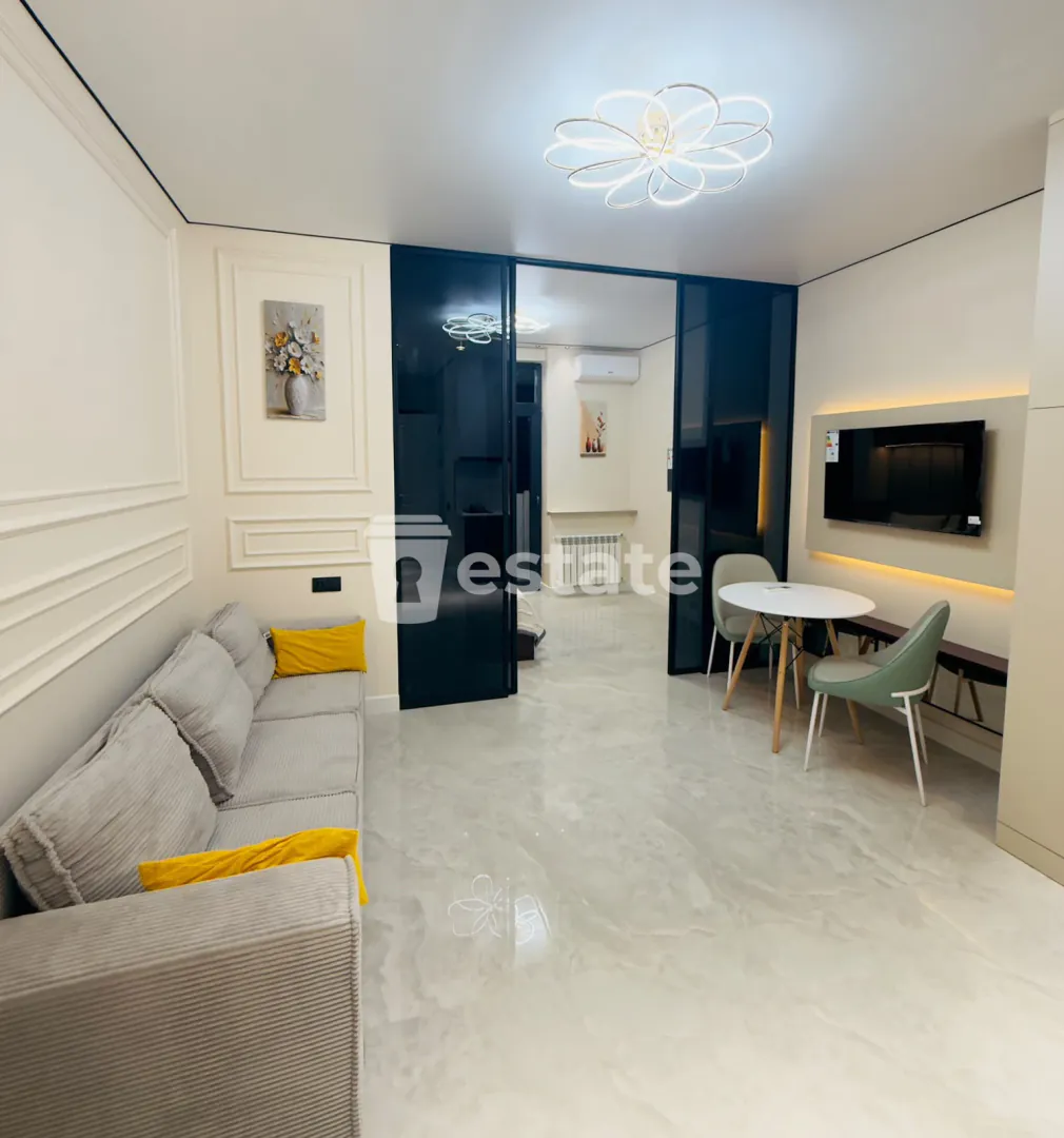 Selling a comfortable studio near Alley of Heroes — photo 1