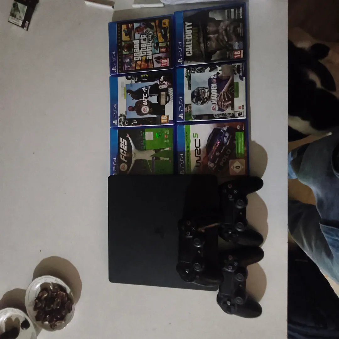PS4 Slim with 3 Controllers, Chipped — photo 1