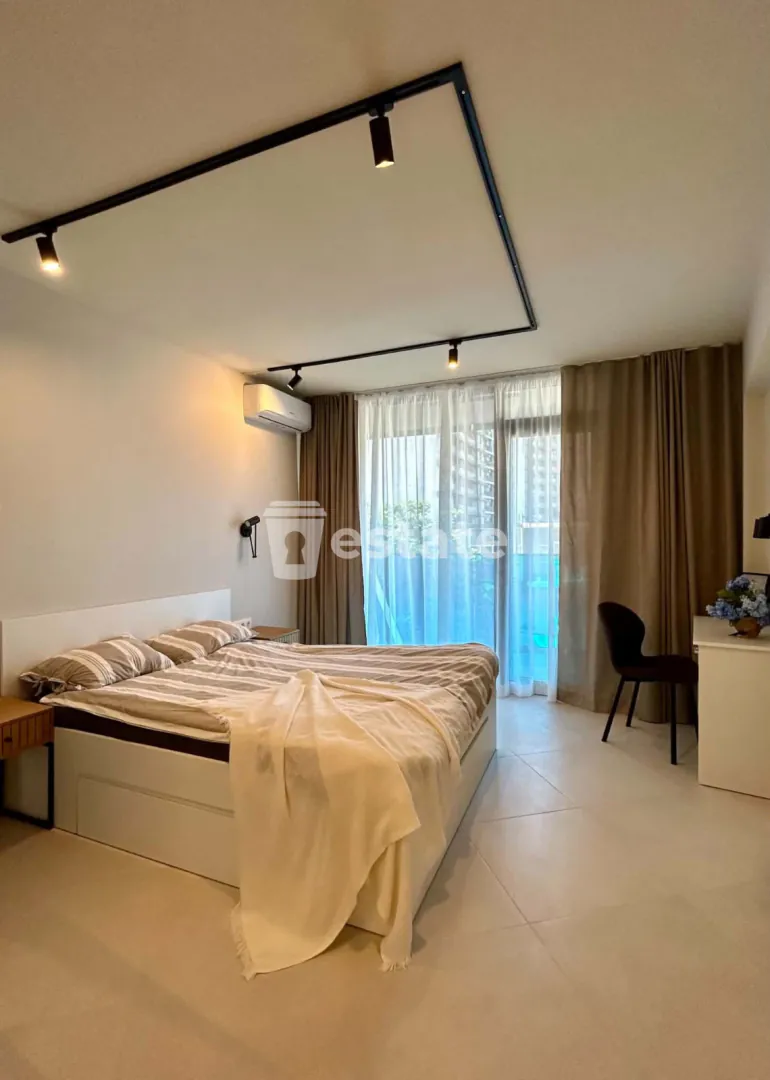 Selling a large studio in Elt quarter — photo 1