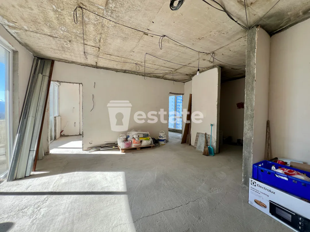 White frame for sale on New Boulevard — photo 2