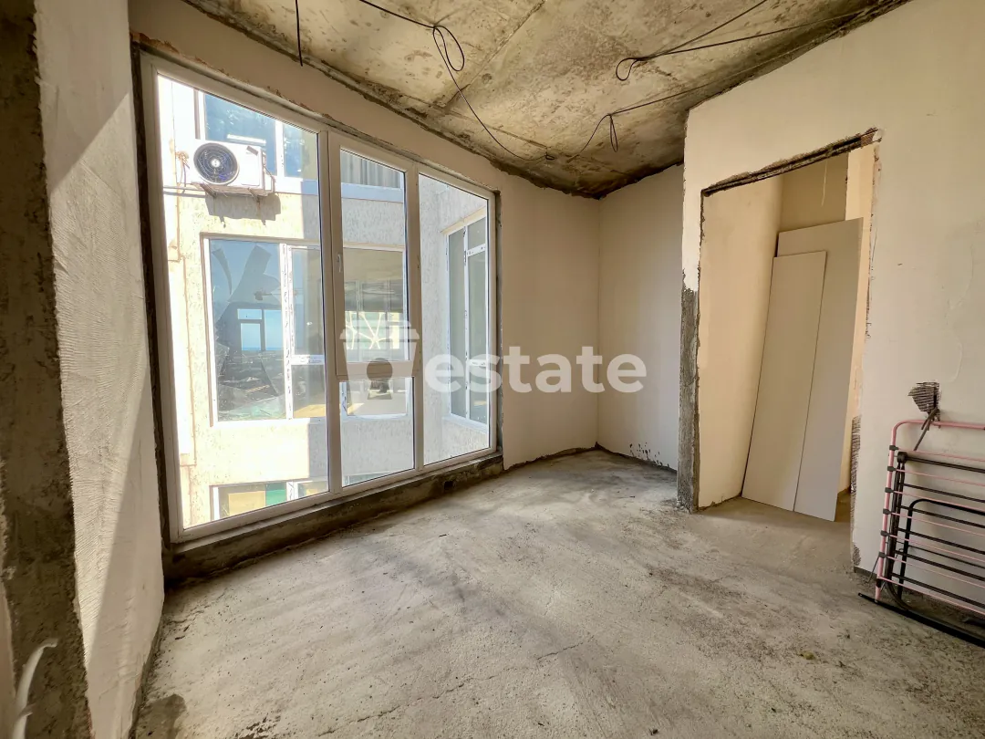 White frame for sale on New Boulevard — photo 1