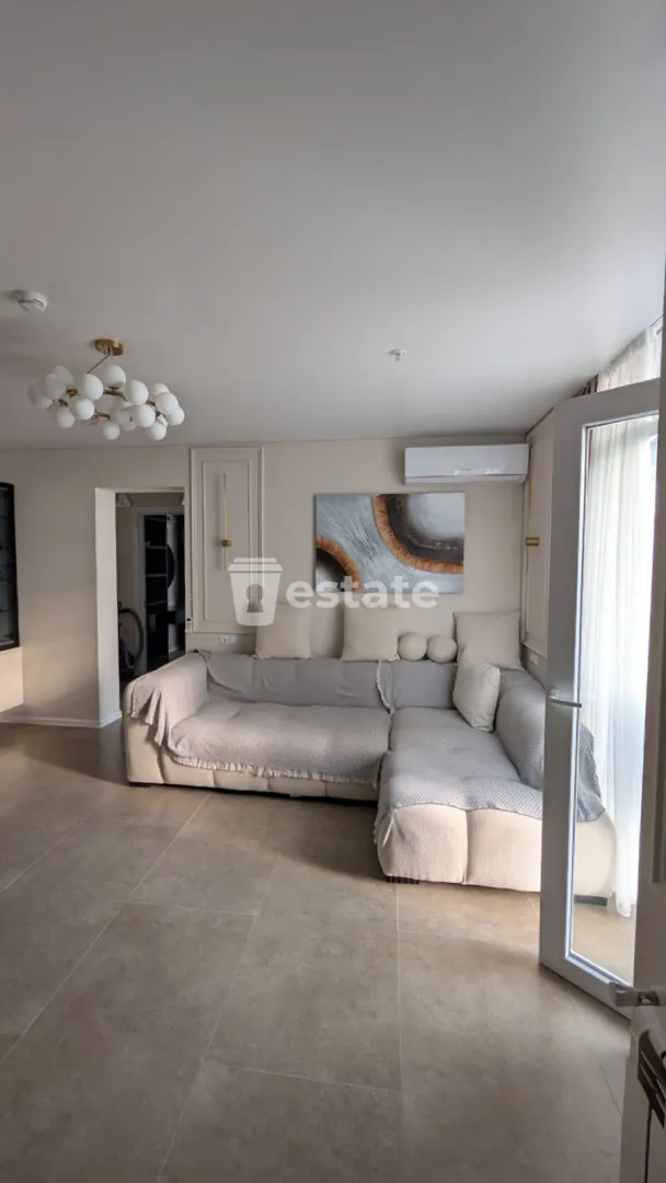 Selling a modern 2+1 apartment near the Alley of Heroes — photo 1
