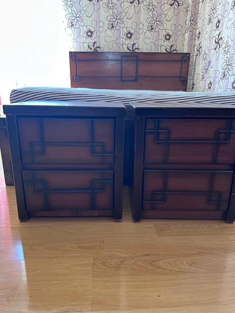 Bedroom set with bed and nightstands — photo 3