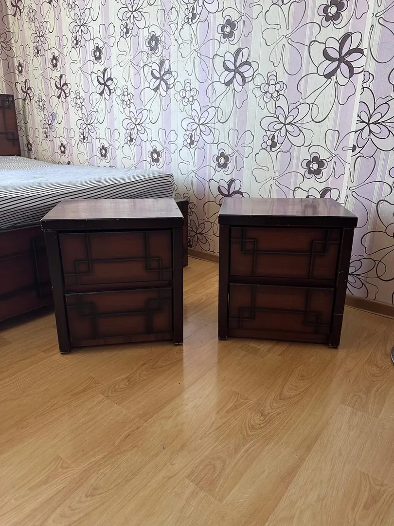 Bedroom set with bed and nightstands — photo 4