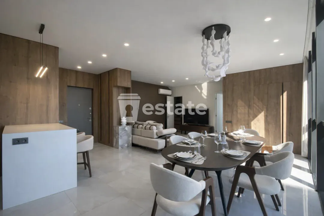 Selling a spacious 4+1 on Heroes Alley — photo 2