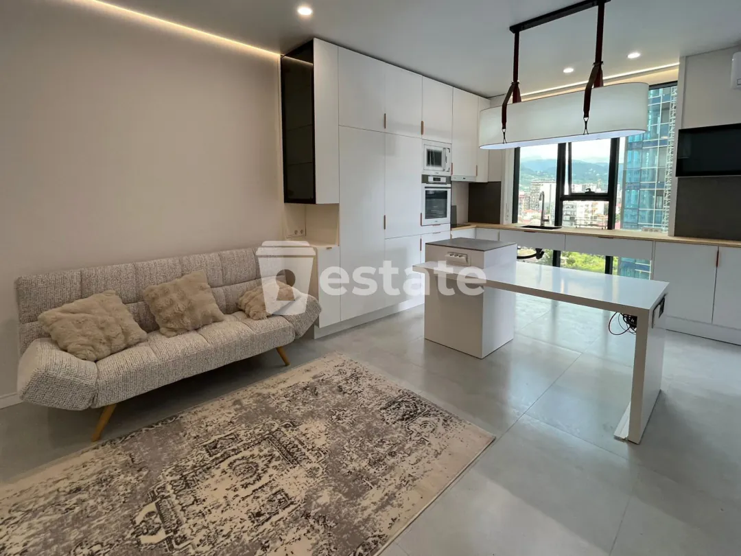 Selling a bright 2+1 apartment on Heroes Alley — photo 1