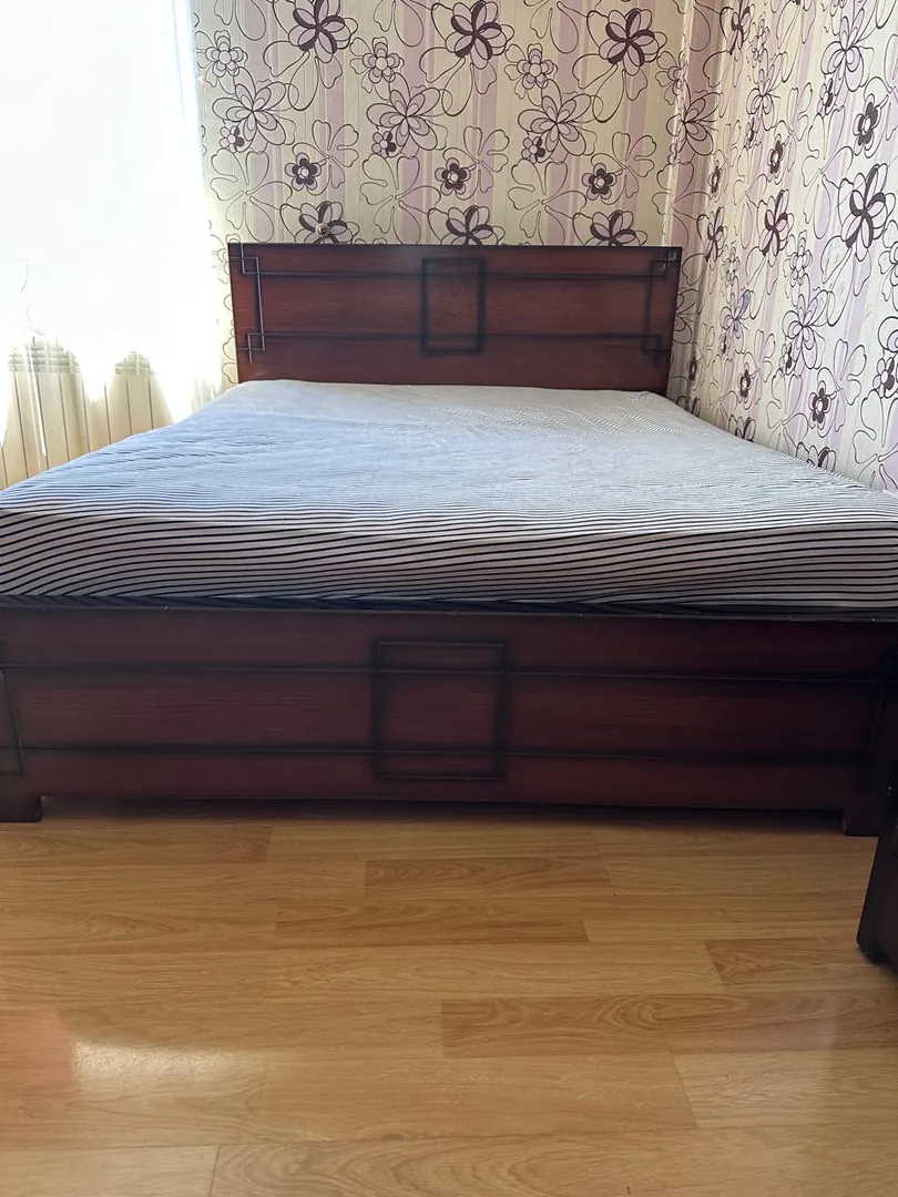 Bedroom set with bed and nightstands — photo 1
