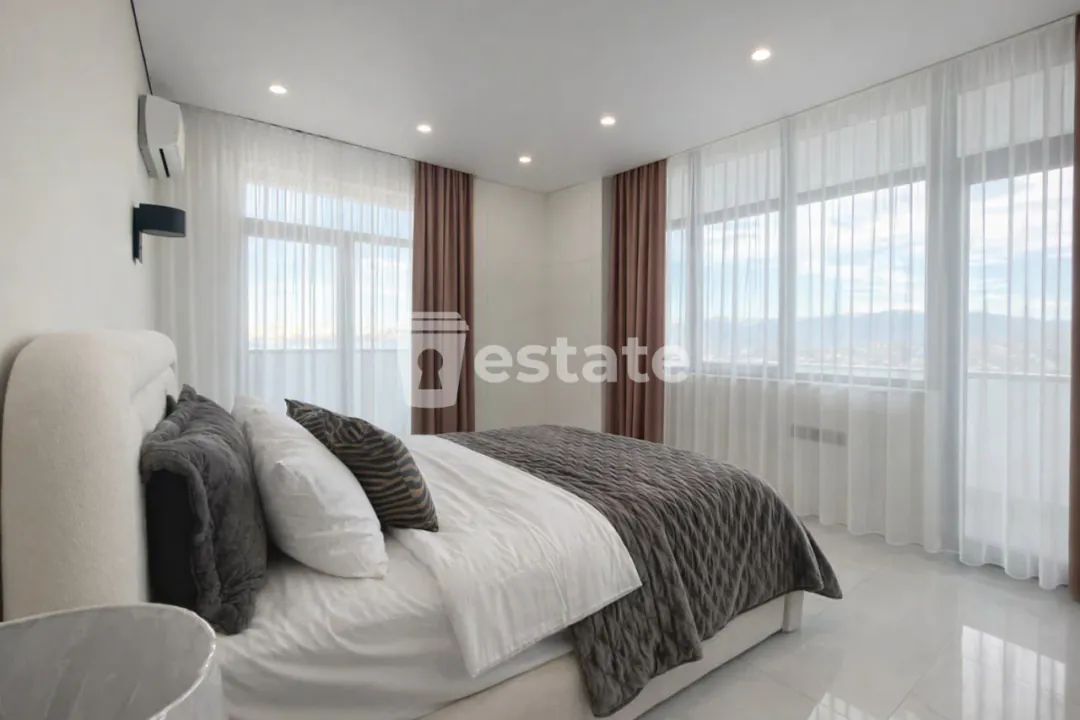 Selling a spacious 4+1 on Heroes Alley — photo 4
