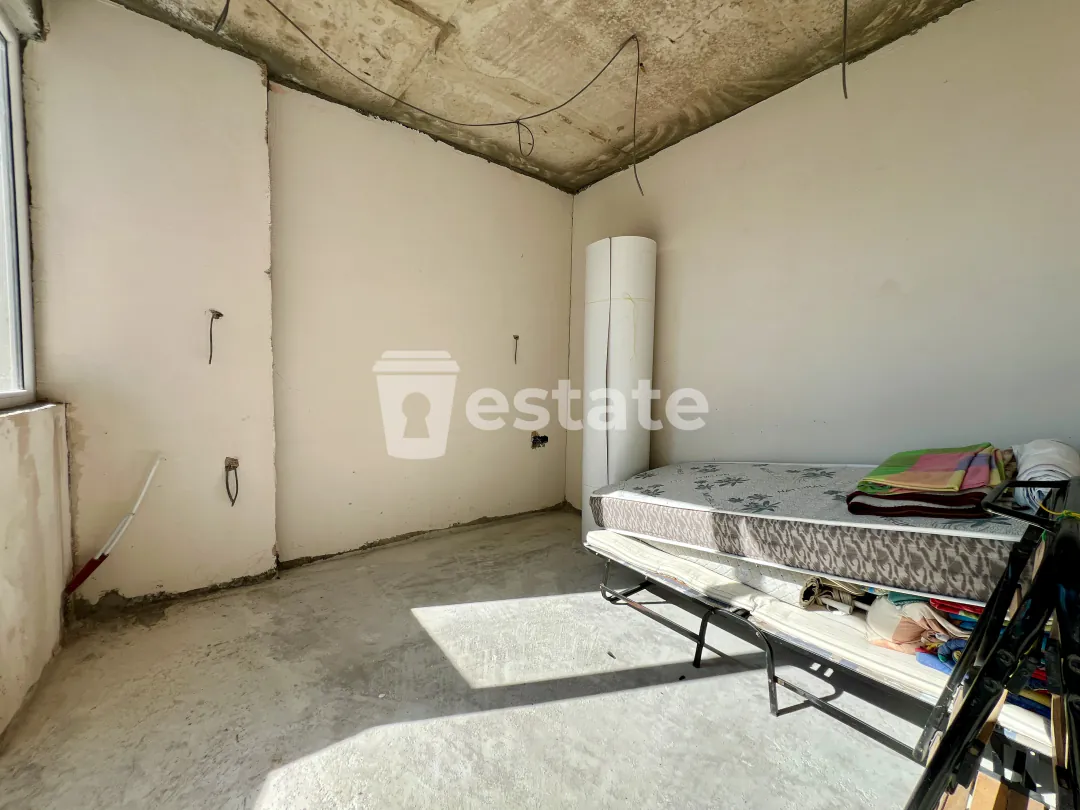 White frame for sale on New Boulevard — photo 4