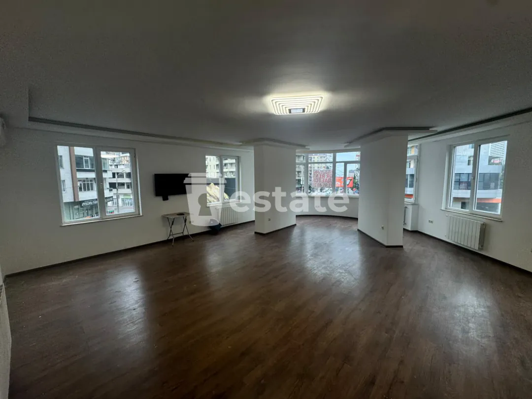 Commercial space for rent near VOX — photo 1