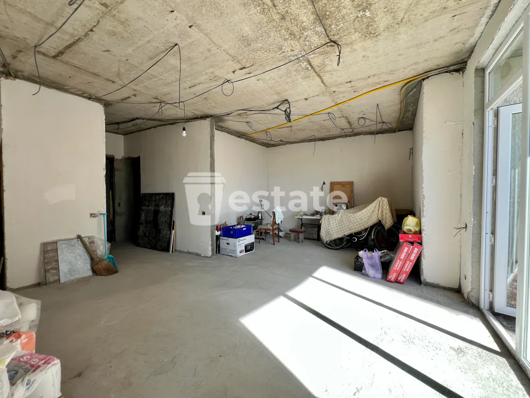 White frame for sale on New Boulevard — photo 7