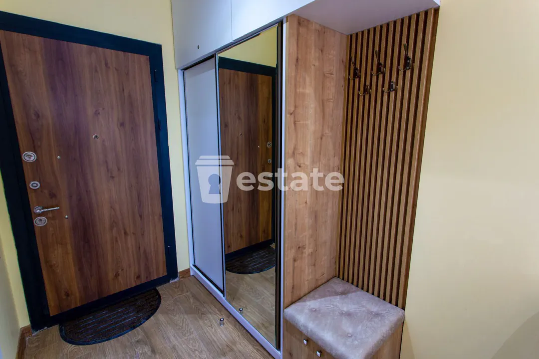 Selling a spacious studio on Heroes Alley — photo 3