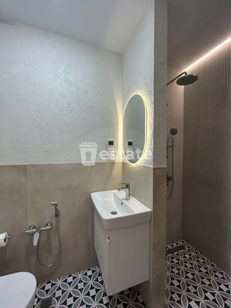 Selling a large studio in Elt quarter — photo 6