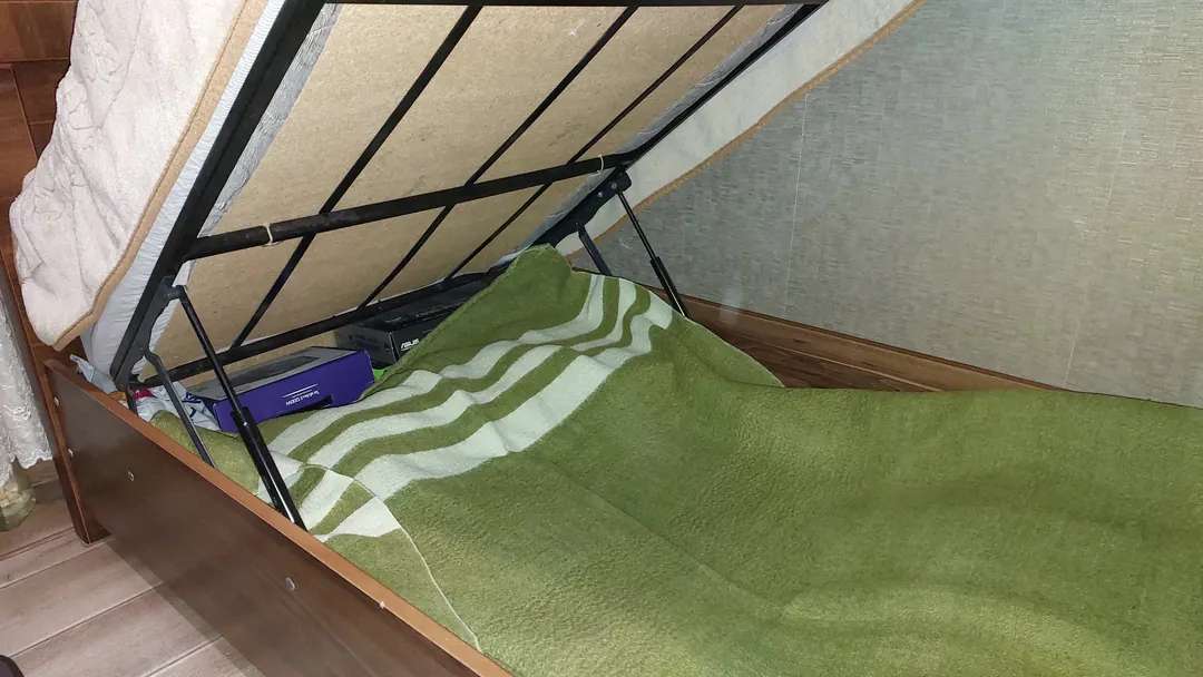 Single bed for sale with mattress and storage compartment — photo 8
