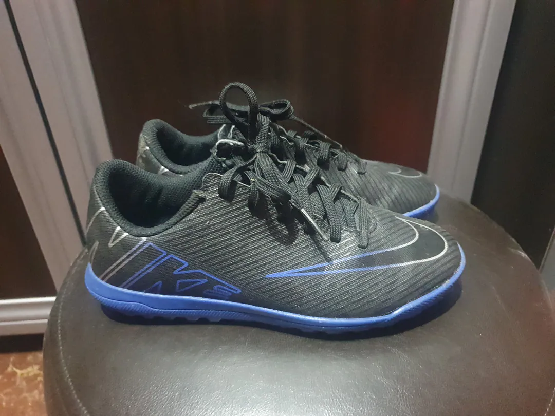 Football cleats — photo 1