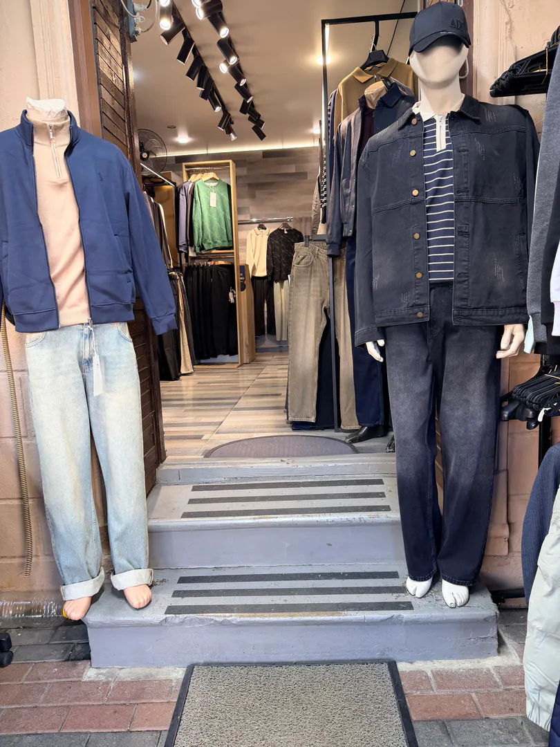 salesperson — photo 1