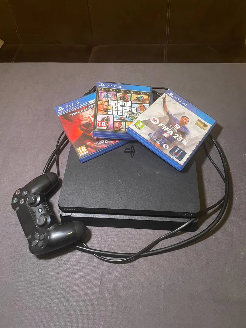 PlayStation 4 — photo 1