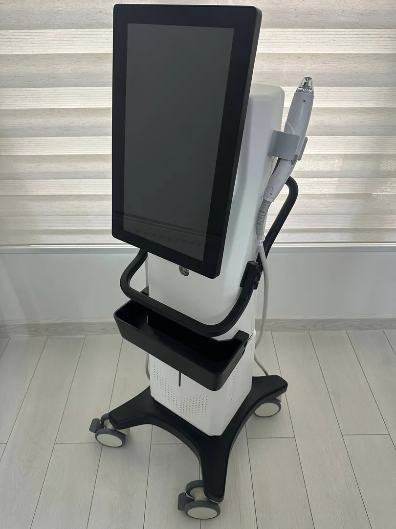 Vacuum microneedling RF lifting device — photo 1